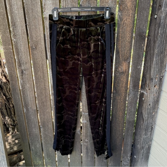 Pam & Gela Camouflage Velvet Track Pants in Sz XS/0 - Picture 8 of 15
